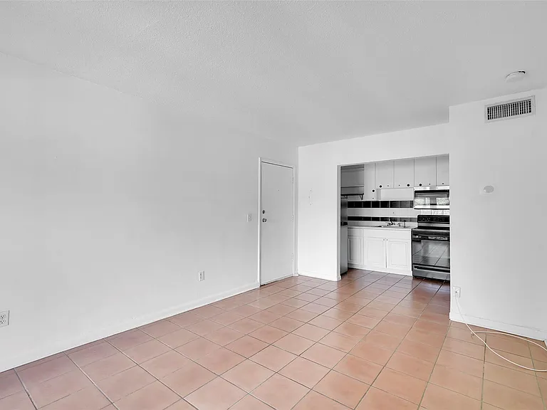 1005 SW 15th Ave #10 — Photo 9