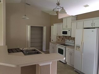 3rd image of 13 Burgundy Pl