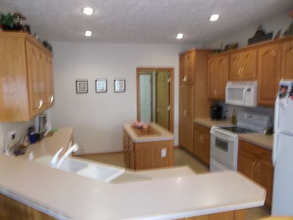 4th image of 411 Rosewood Cir #4