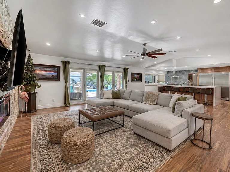 7085 Palmyra Ave — Photo 3