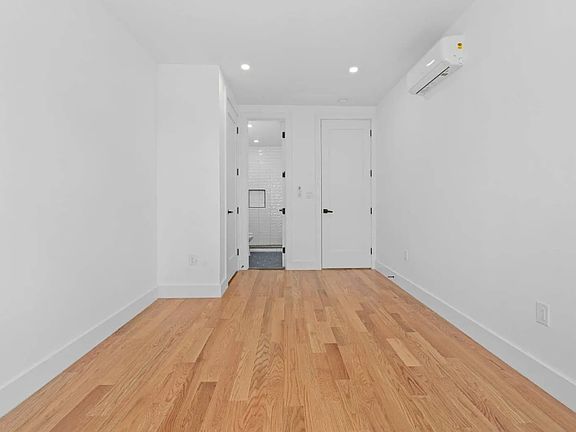 4th image of 2153 Utica Ave #2