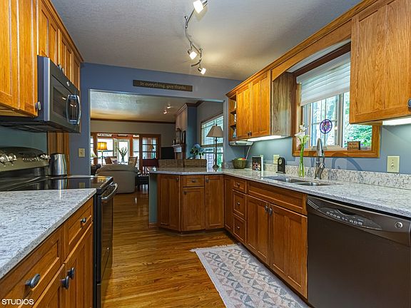 4th image of 572 Olde Oak Dr #572