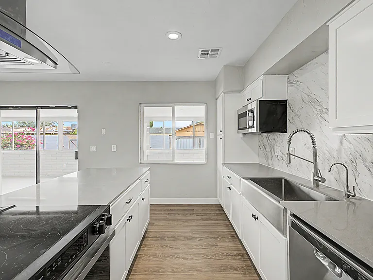 416 W Ivanhoe Pl — Photo 3