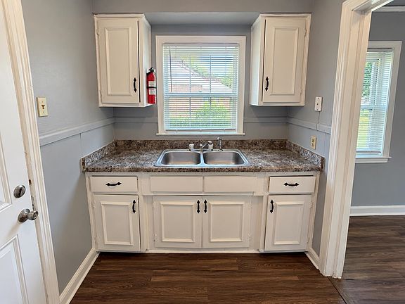 2nd image of 3098 Beaumont Ave #51