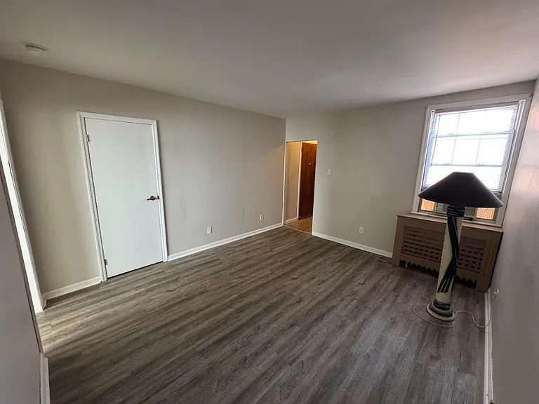 1722 Lurting Ave #2R — Photo 2
