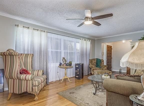 2nd image of 1414 Beechwood Ln