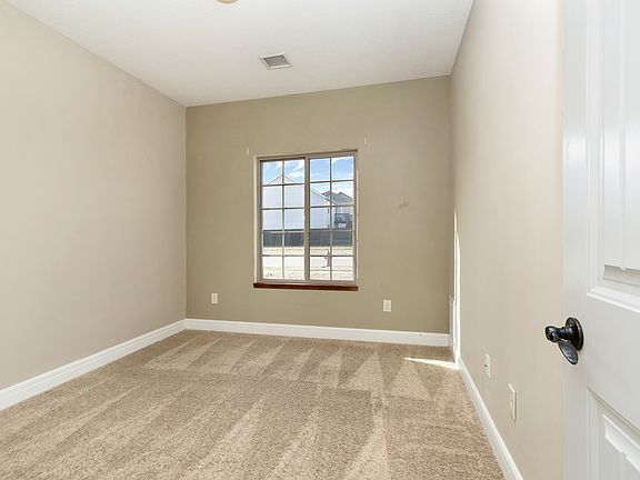 5th image of 913 Dagen Ln