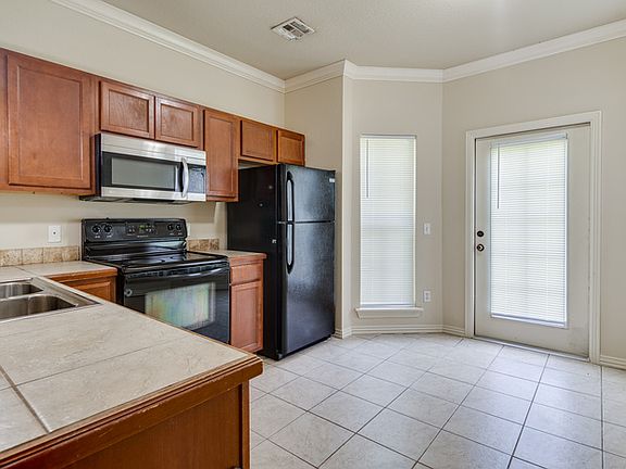 3rd image of 688 S Solis Ave #3-1