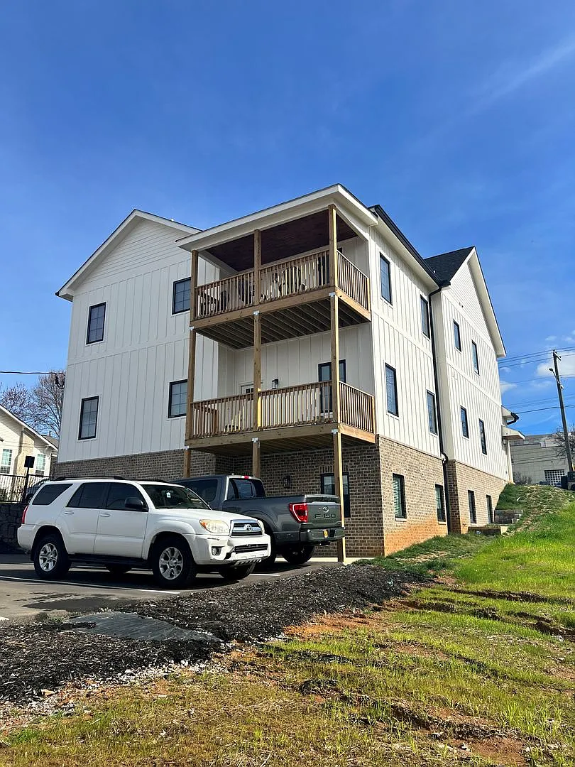 Waitlist for Aug2027Jul2028 Now Open! |5BR/5BA Middle Unit #102 in 14BR Triplex | Fort Sanders Ne... — Photo 3