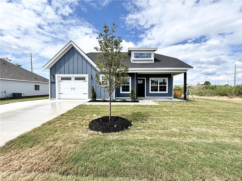 1st image of 10 Briscoe Ln