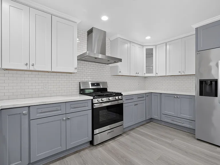 549 N 21st St — Photo 16