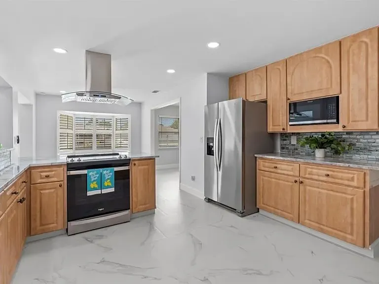 211 Marina Dr — Photo 14