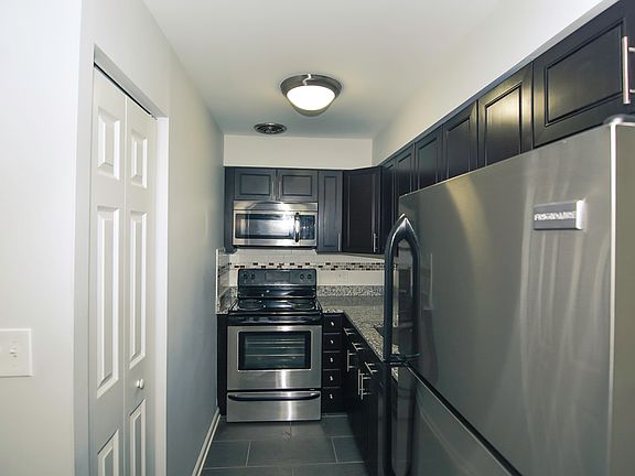 2nd image of 6001 N Kenmore Ave APT 206