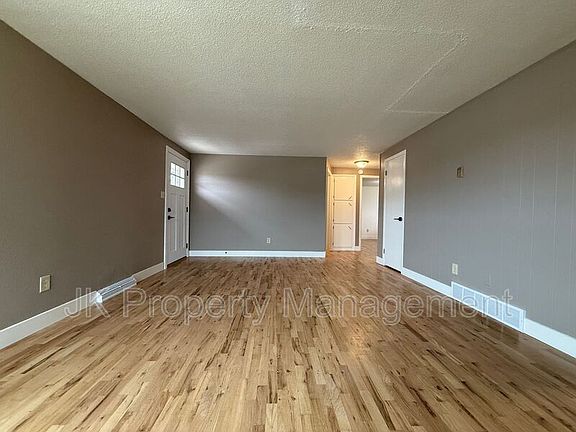 4th image of 528 21st Ave NE