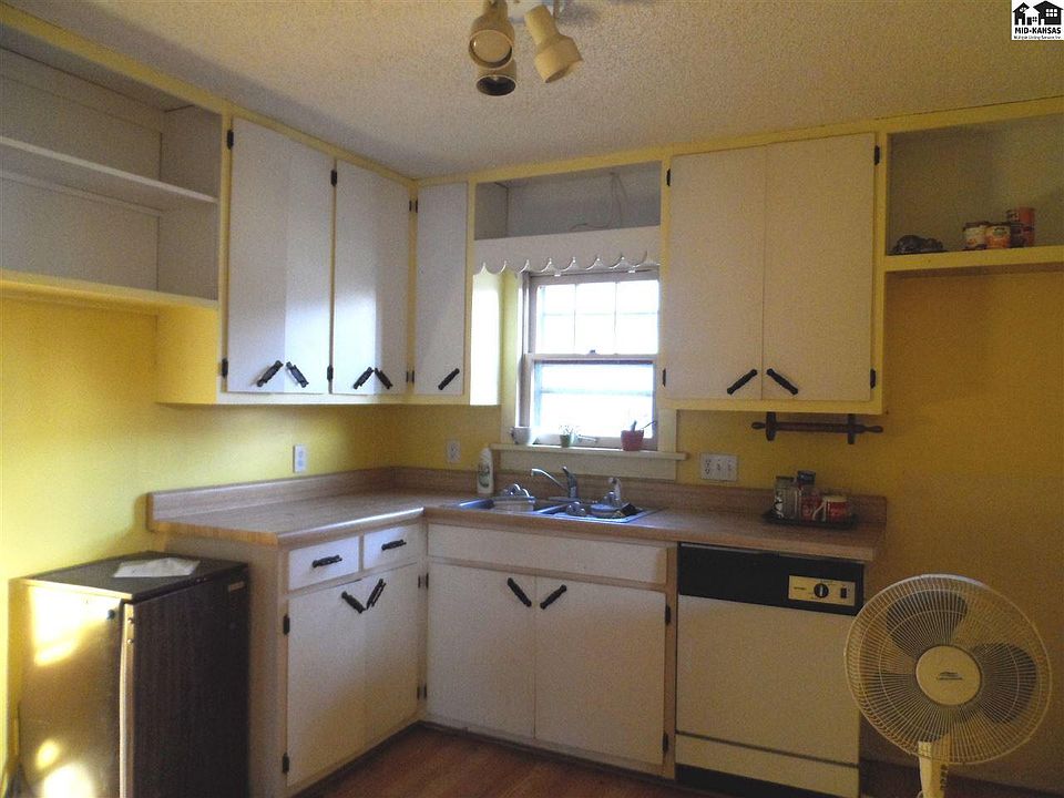 2nd image of 832 N Springfield Ave