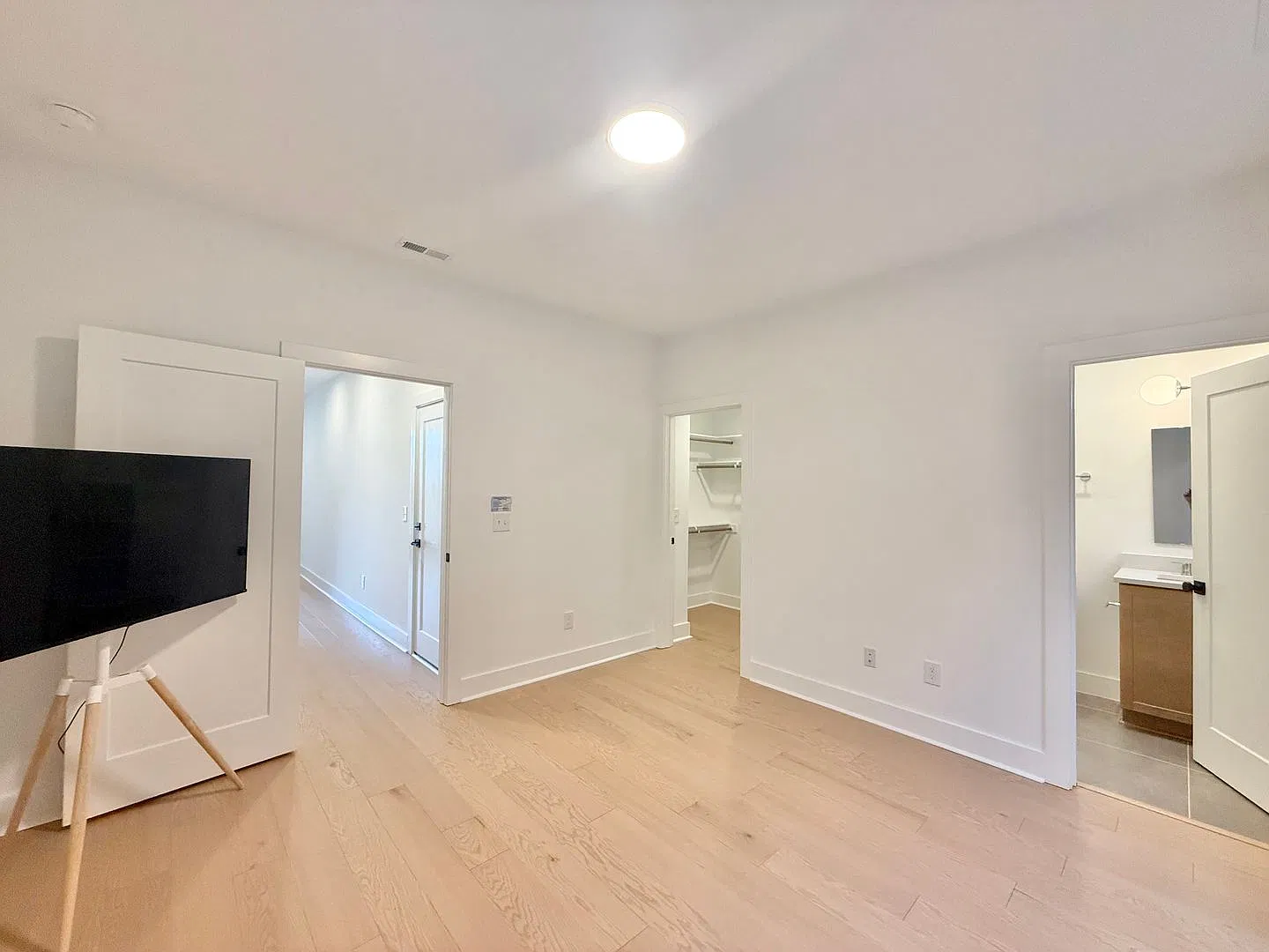 Luxurious New Construction 3BD, 4BA Downtown Durham Townhome with a Rooftop Terrace and Easy Acce... — Photo 4