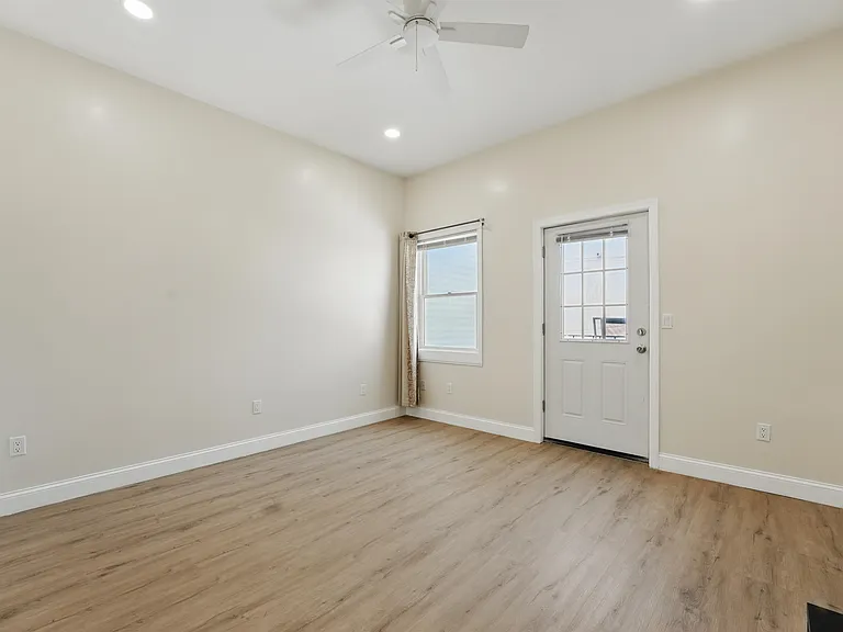 949 Summit Ave #2 — Photo 18