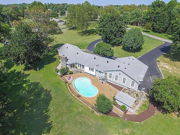 2nd image of 150 Lake Park Dr