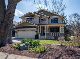 425 W Lincoln Ave, Libertyville, IL 60048