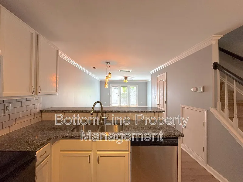 2 bed, 1.5 bath, 907 sqft, $1,695 — Photo 4