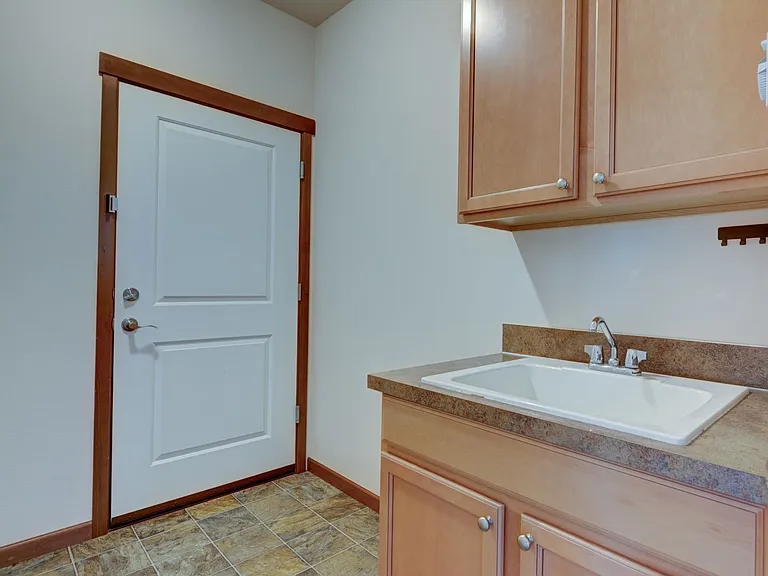 1640 SW Downfield Way — Photo 23