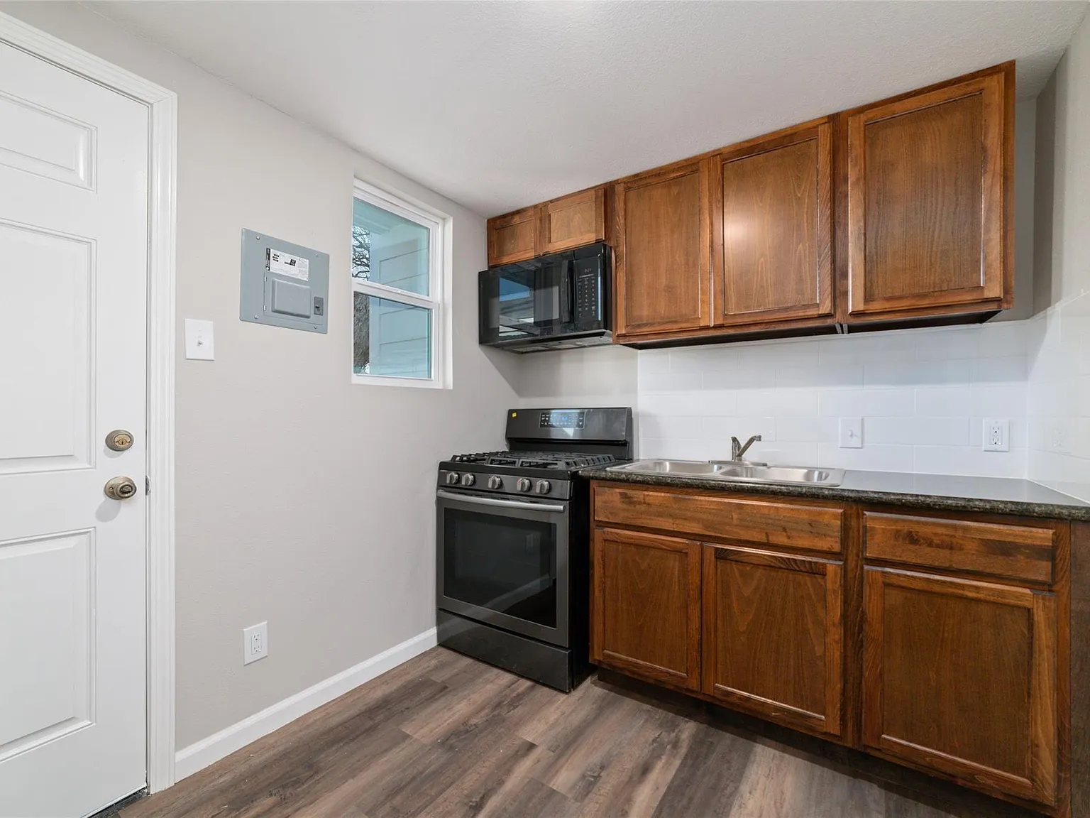 1 bed, 1.0 bath, 550 sqft, $800 — Photo 2