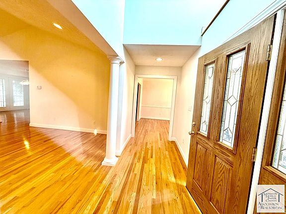 5th image of 252 Farmingdale Dr