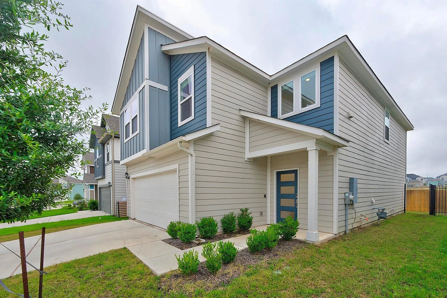 4 bed, 2.5 bath, 2081 sqft, $2,300 — Photo 4