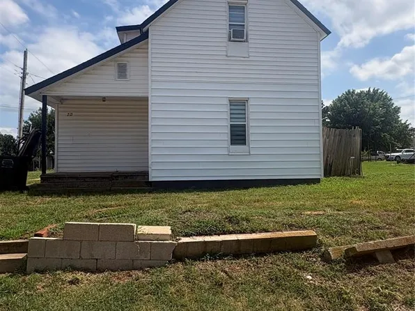 213 E Karns St, Hinton, OK 73047