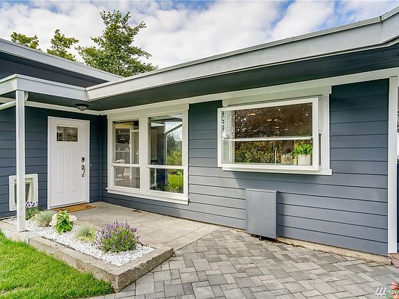 Main entrance from the outside. 