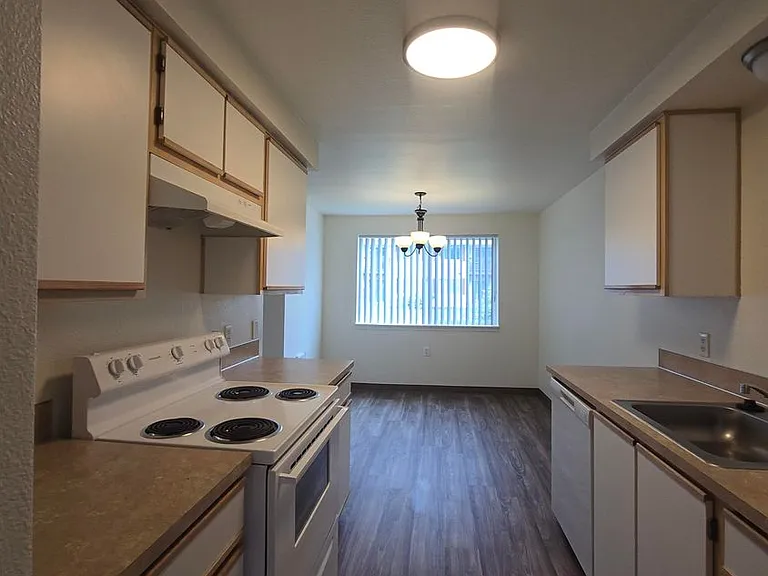 Winfou06-Columbia Village Apartments — Photo 8