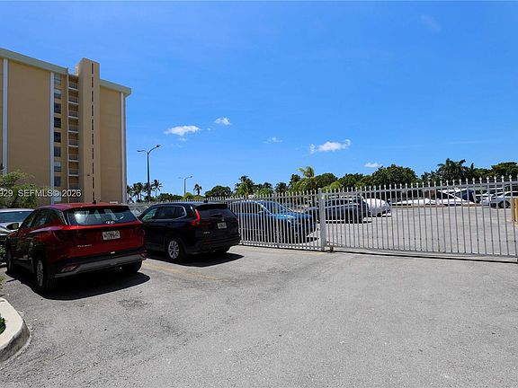 5th image of 2000 NE 135th St APT 906