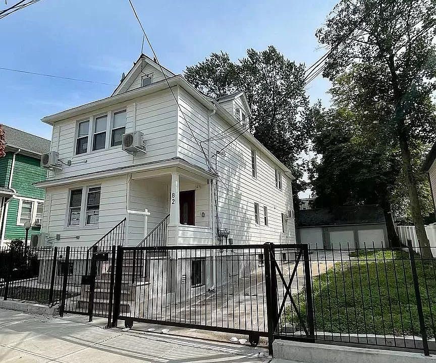1st image of 82 Laurel Ave Floor 1