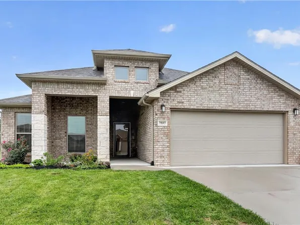 7557 McCormick Dr, Shawnee, KS 66227