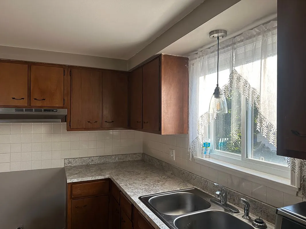 3 bed, 1.0 bath, 1190 sqft, $1,600 — Photo 3
