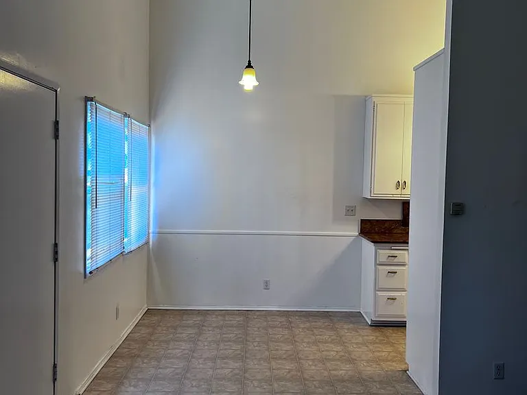 732 Sidonia Ave — Photo 2