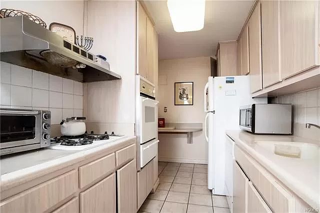 1st image of 555 Kappock St APT 17T