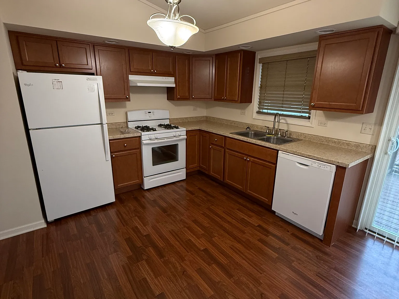 2 bed, 850 sqft, $1,595 — Photo 3