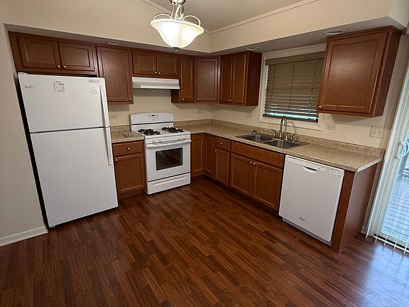 3rd image of 460 Crescent Ct