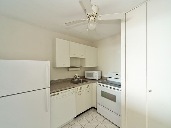 4th image of 1455 N Sandburg Ter APT 2205