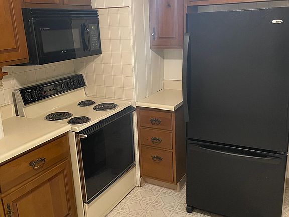 2nd image of 142 Lincoln Blvd #1