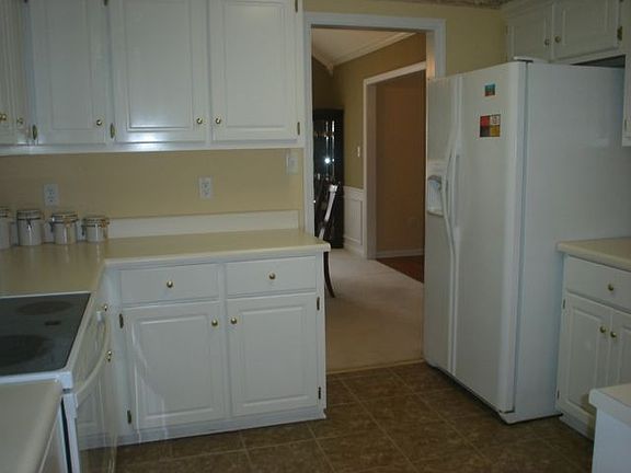 LARGE EAT IN KITCHEN