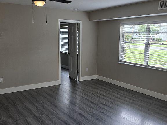 4th image of 139 Windtree Ln #101
