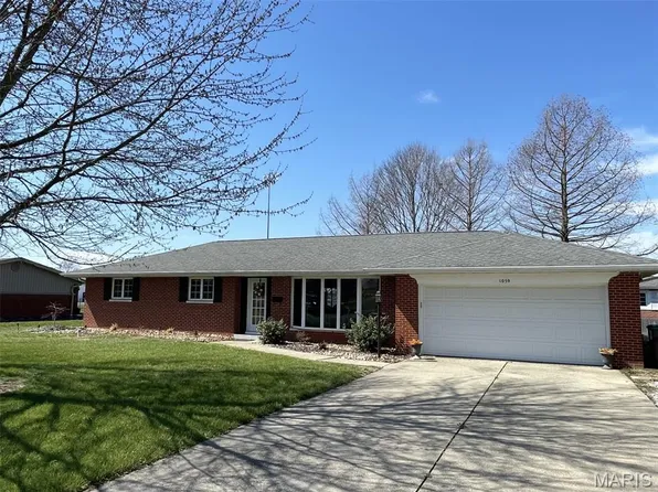 1059 N Cherry St, Breese, IL 62230