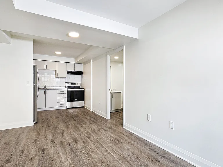 181 John St N — Photo 23