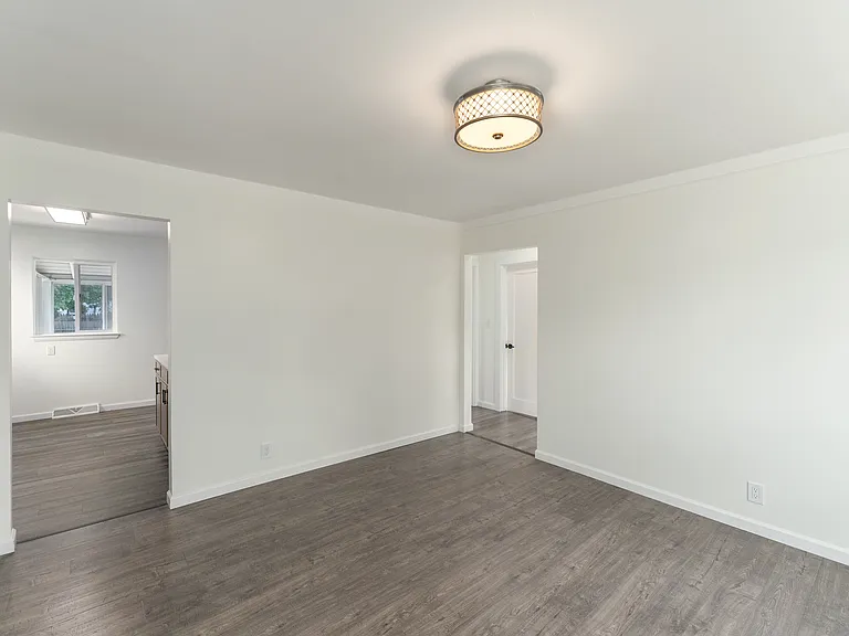 966 E Barrett Ave — Photo 2