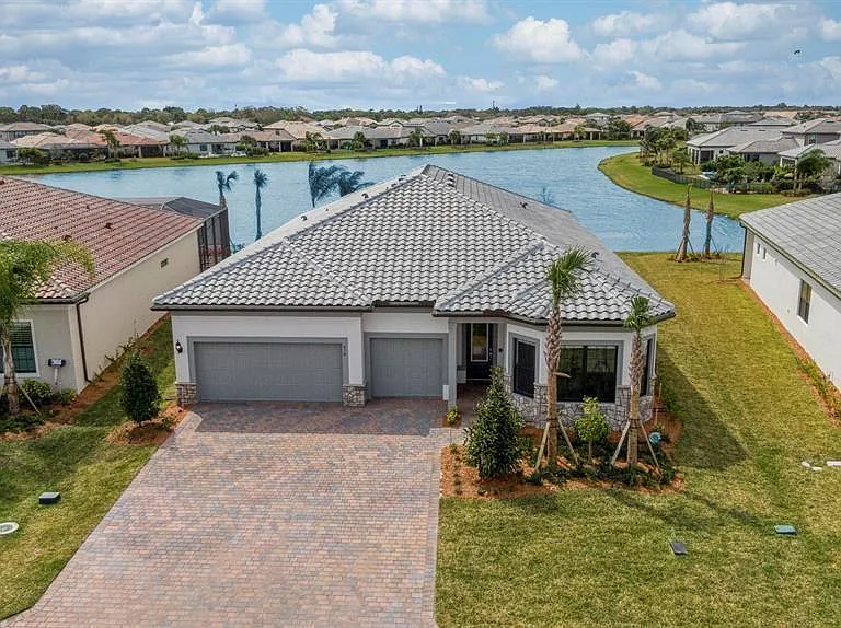 818 SE Courances Dr — Photo 37