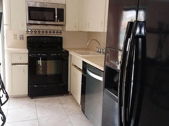 5th image of 10 Somers Ln