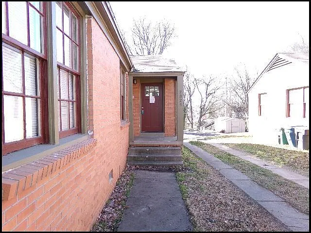 2 bed, 1.0 bath, 807 sqft, $1,095 — Photo 2
