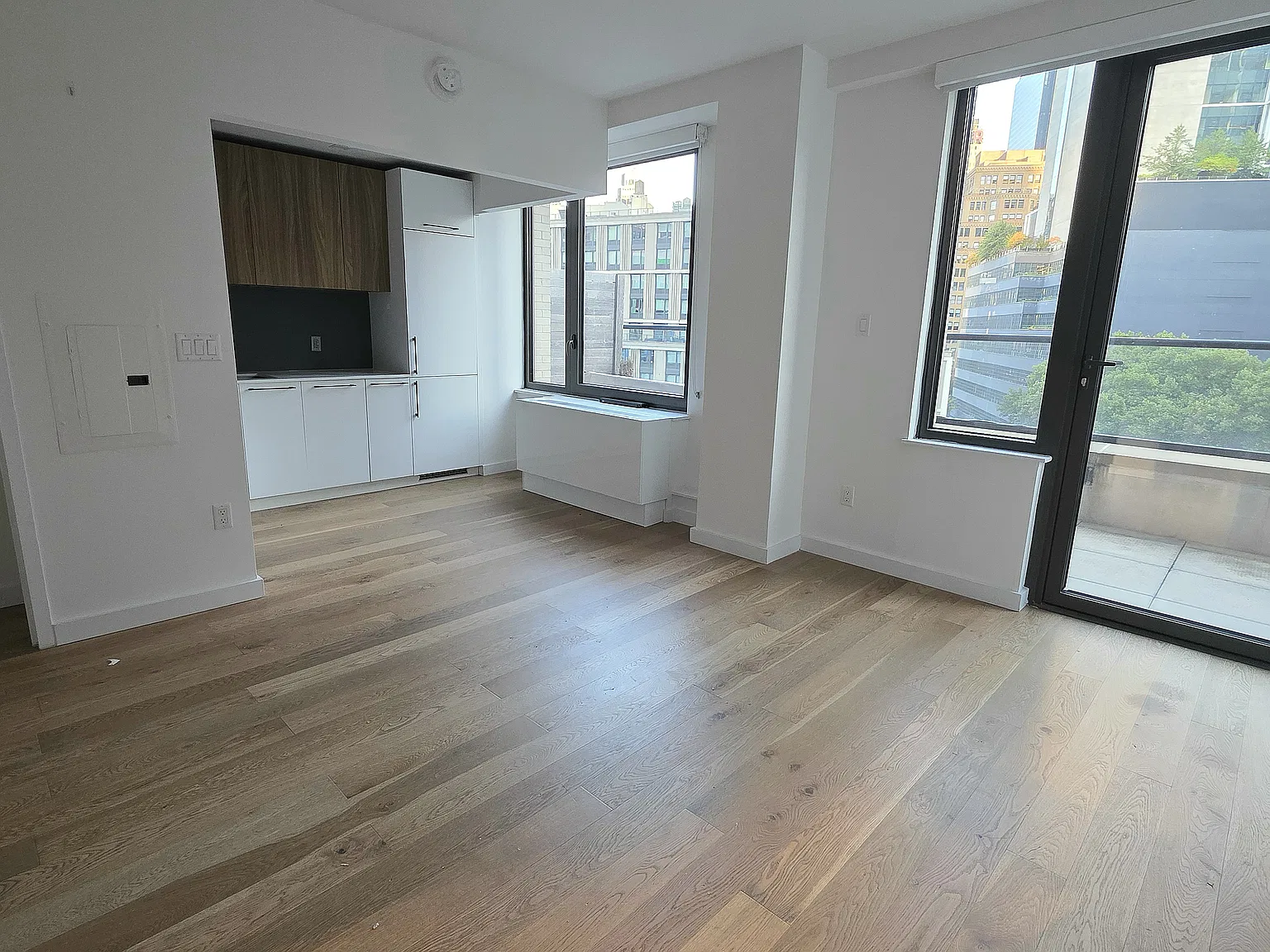 445 West 35th Street — Photo 2